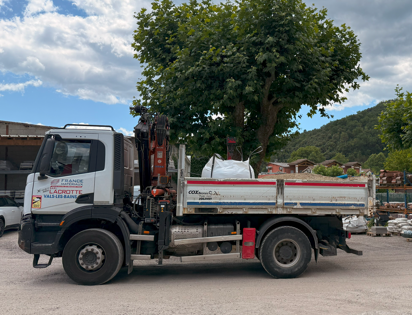 Camion de livraison 19t 4x2 avec grue de 8ml et benne pour vrac
