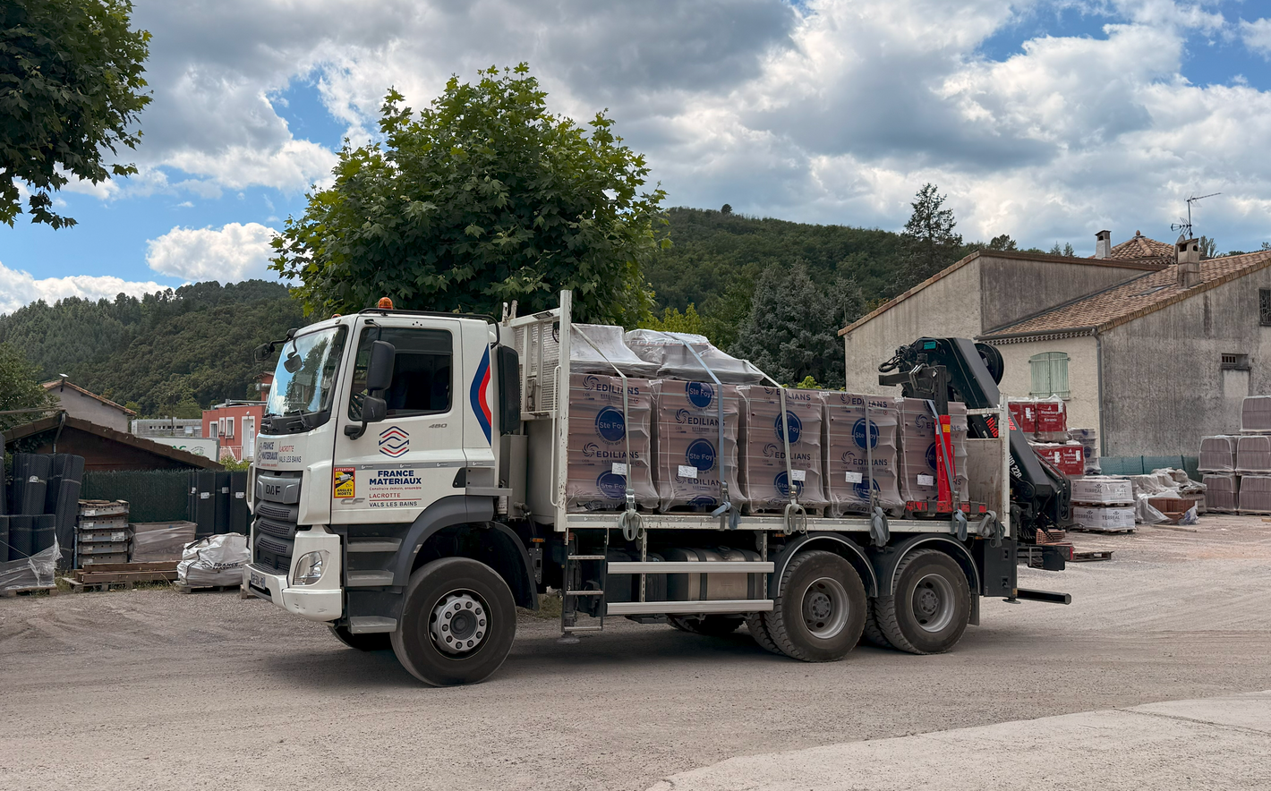Image du camion de livraison 26T 6x4 avec grue de 10ml
